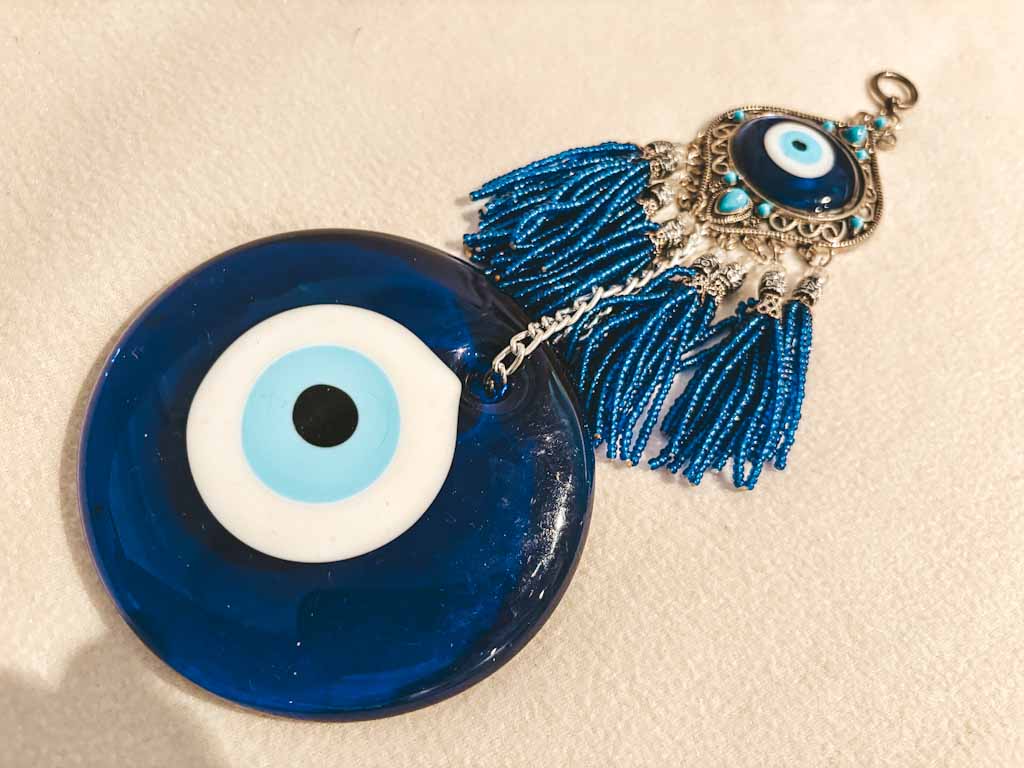 Amuleto protector Nazar de pared – Ojo turco de cristal con colgante y borlas azules