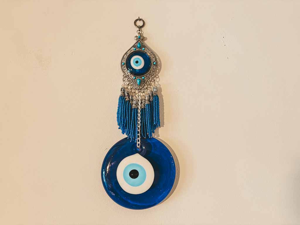 Amuleto protector Nazar de pared – Ojo turco de cristal con colgante y borlas azules