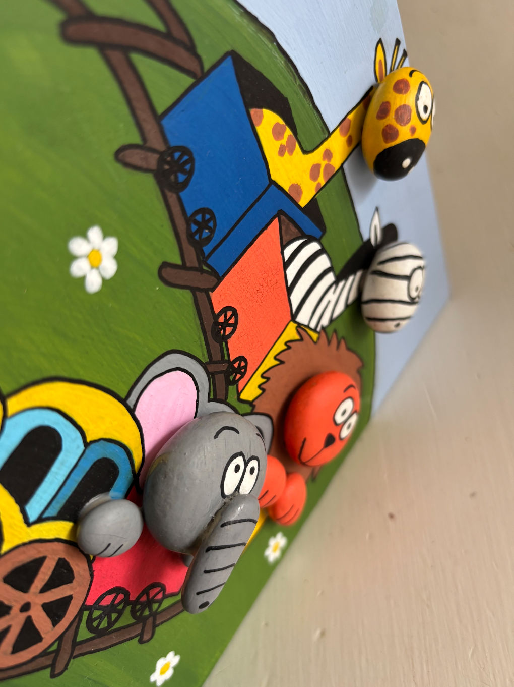 Cuadro infantil artesanal 3D — Tren de animales en madera pintada a mano